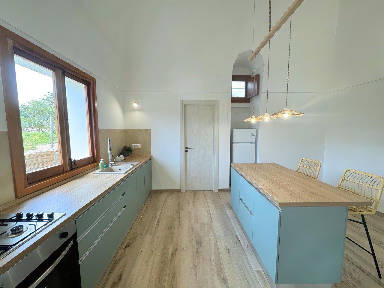 Cucina attrezzata con forno e piano cottura ad Alba Radiosa